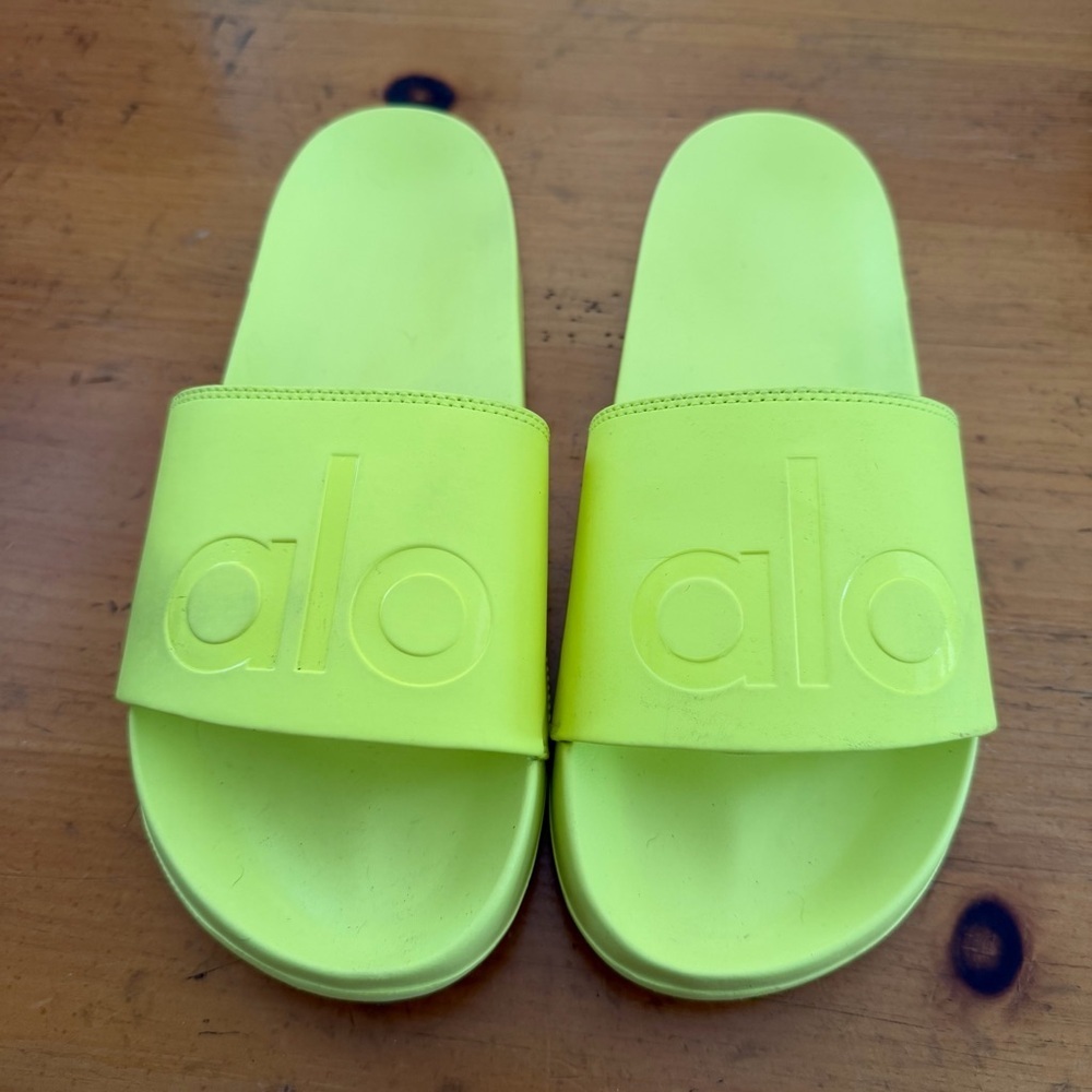 ALO Yoga Neon Slide Sandals - Yellow Green